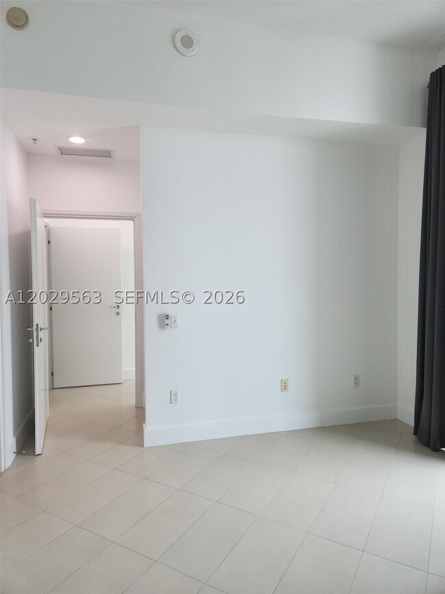 Foto del edificio - 300 S Biscayne Blvd