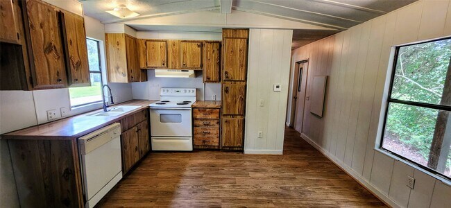 Building Photo - 2066 County Rd 332