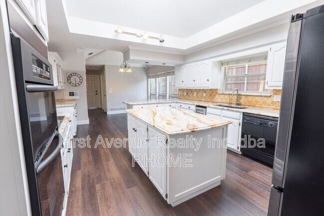 Foto del edificio - 16121 Shadybank Dr