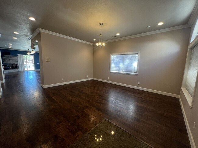 Foto del edificio - 3-bedroom, 2-bathroom home located in beautiful Janesville, CA