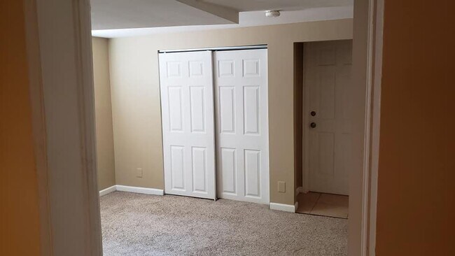 Building Photo - Congress Park Bright Open Lower Level Duplex!