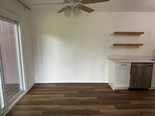 Building Photo - End unit townhome in Lakeville *3Bed*2bath...