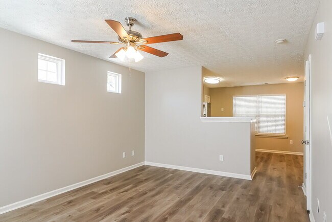 Foto del edificio - 207 Oak Grove Ln