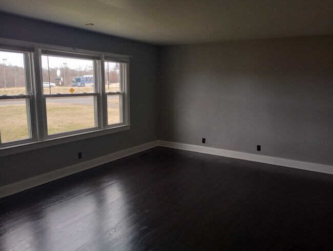 Living room - 942 Power St