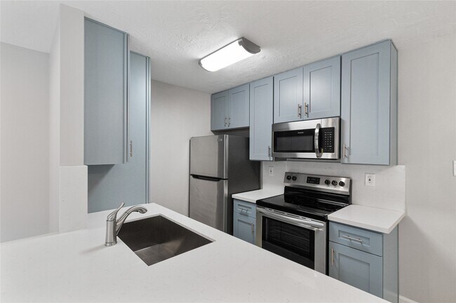 Building Photo - 2201 Fountain View Dr