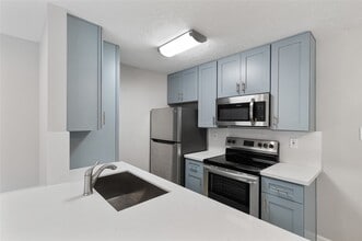Building Photo - 2201 Fountain View Dr