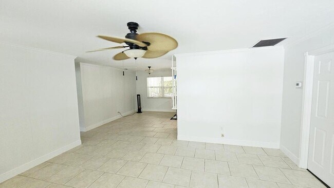 Foto del edificio - 911 Burch Dr