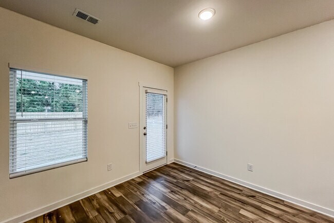 Foto del edificio - 3502 Misty Hollow Dr