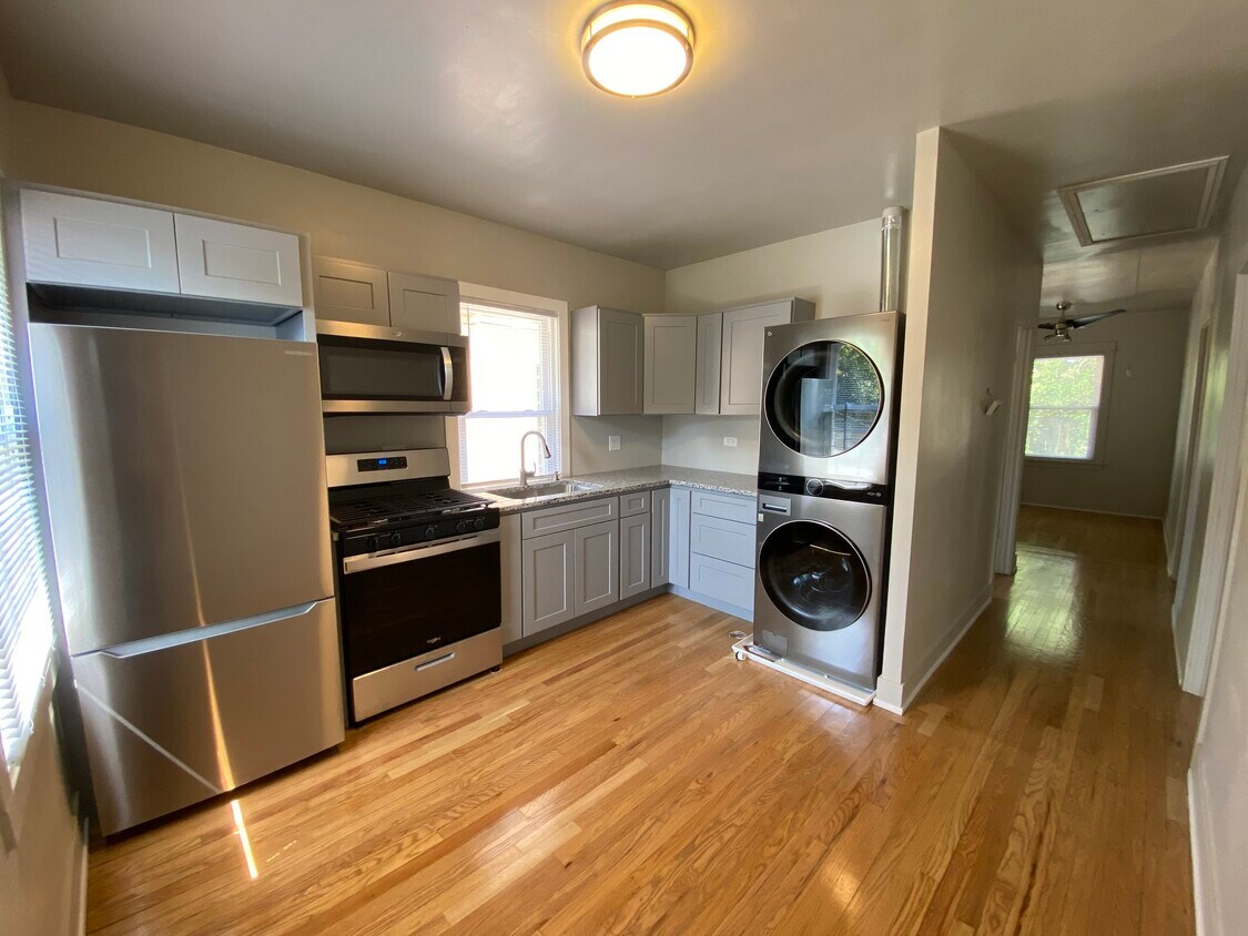 Foto principal - 2221 W Touhy Ave