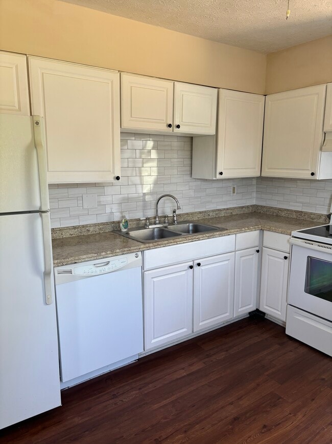 Foto del edificio - 3327 Turkeyfoot Rd