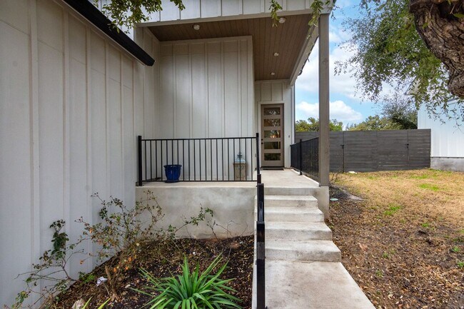 Building Photo - 2802 Lawrence Dr