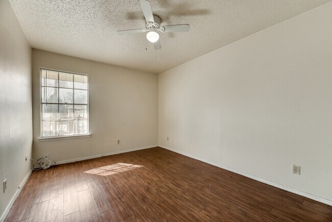 Foto del edificio - 108 E Cedar St