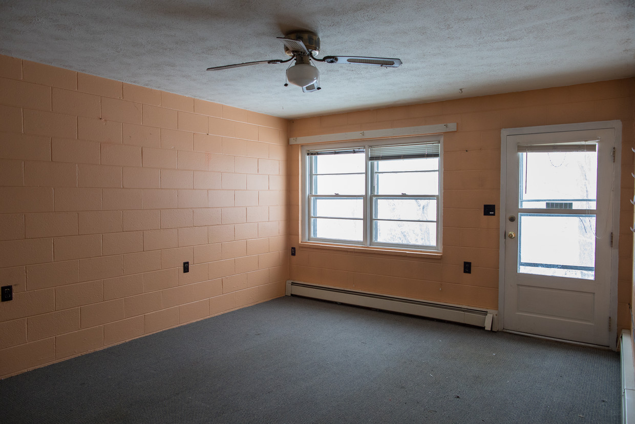 Living room and entryway - 1399 North Carolina Hwy 105 Bypass