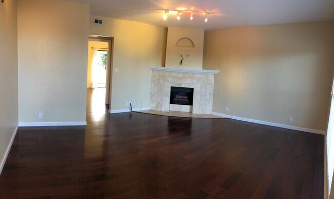 Foto del edificio - Great 2 bedroom condo, all utilities included, walking distance to Naval Postgraduate School and MPC