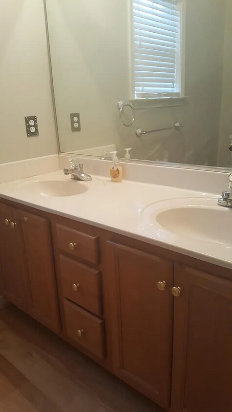 Foto del edificio - 6334 Greystone Creek Rd