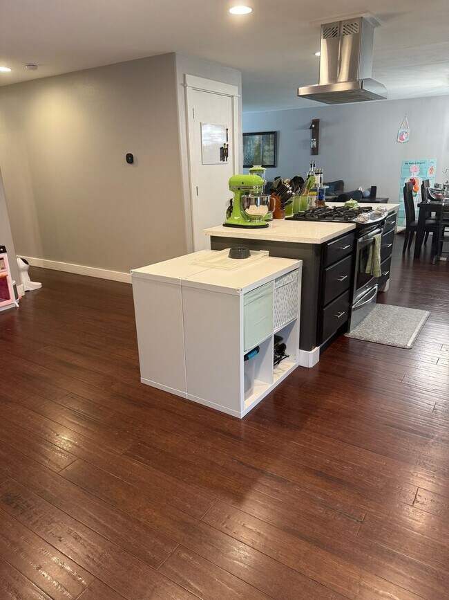 Foto del edificio - Spacious 4-bdrm/2.5-bath Hillsboro home. Fenced yard w/ covered deck, 2-car garage, great location