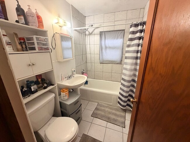 Building Photo - Spacious and Updated 4 Bed, 2 bath!!