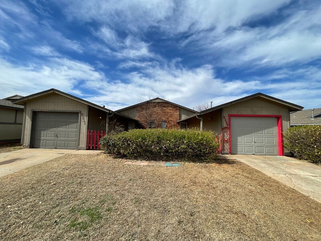 Foto principal - 2 bedroom duplex for rent in SW OKC near I...