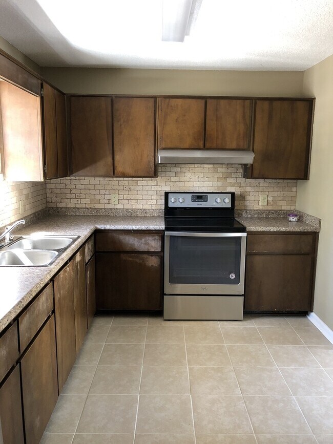 Foto del edificio - 3 Bed 1 Bath Home Available Soon !