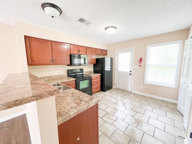 Building Photo - 2 Bedroom 1.5 Bathroom Townhome!!!