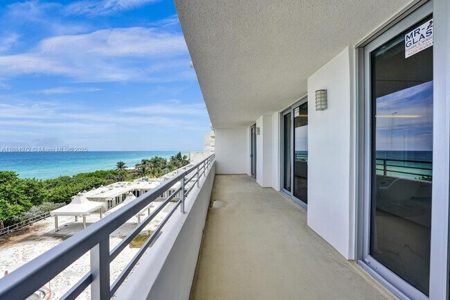 Foto del edificio - 5555 Collins Ave