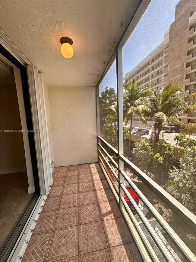 Foto del edificio - 2935 NE 163rd St