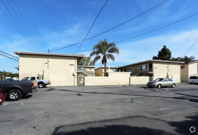 Foto del edificio - 1202-1210 E Borchard Ave