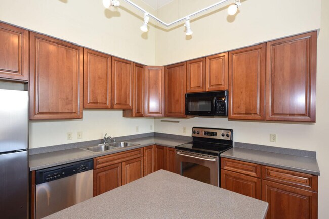 Building Photo - 705 Village Green Way