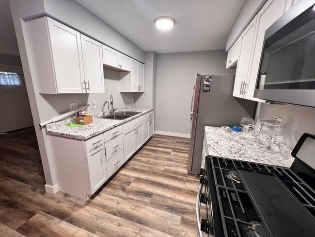Building Photo - 3 Bedroom 1 Bathroom Rent Controlled Side ...
