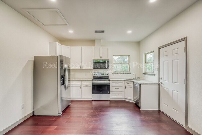 Foto del edificio - 3502 Longwood Dr