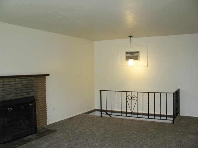 Building Photo - Spacious Duplex