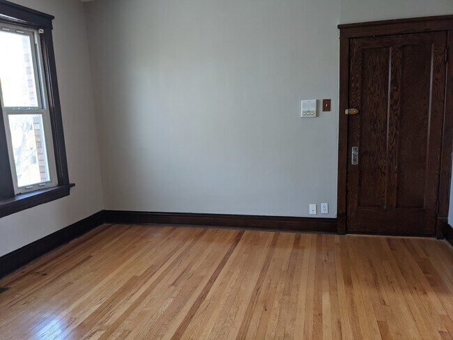 Building Photo - 3907 W Cornelia Ave