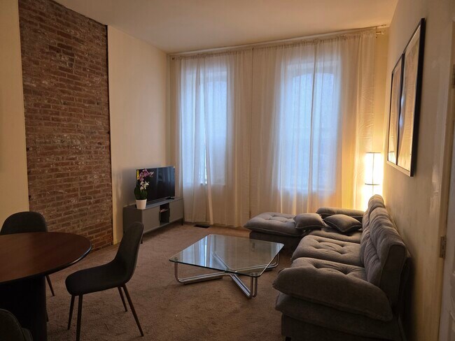 Foto del edificio - 1006 Russell Blvd