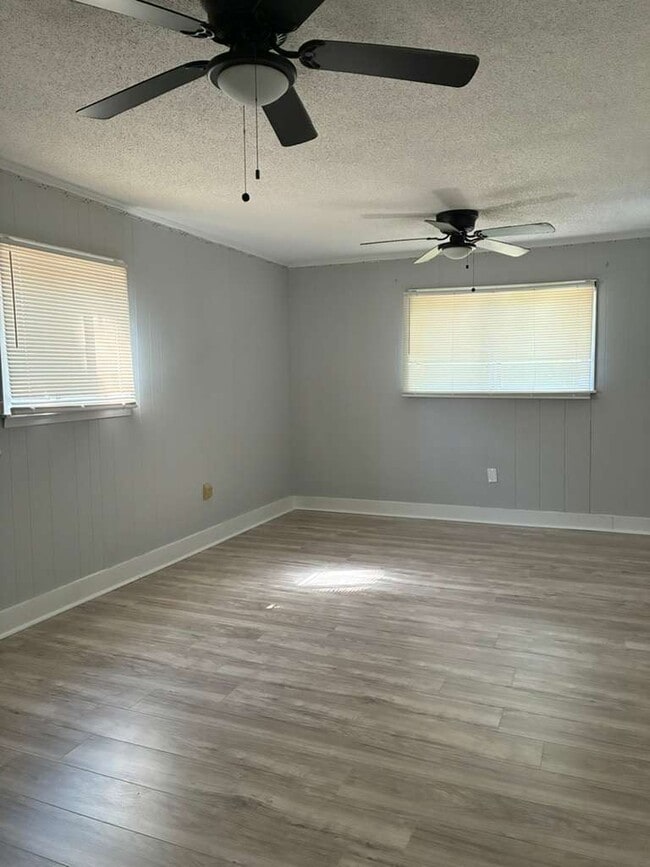 Building Photo - 3871 Northview Dr