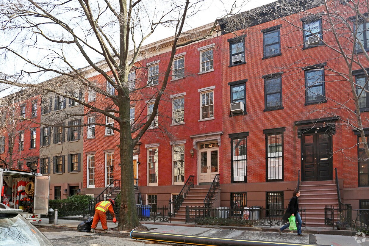 Primary Photo - 32 Bank St