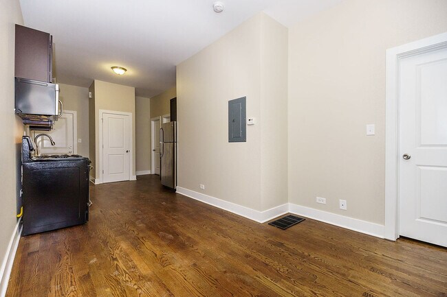 Foto del edificio - 1334 W 18th Pl