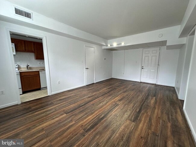 Building Photo - 1816 Queens Ln