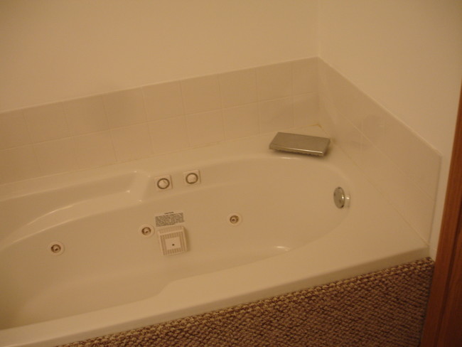 6' Jacuzzi tub - 1058 Lakeshore Dr