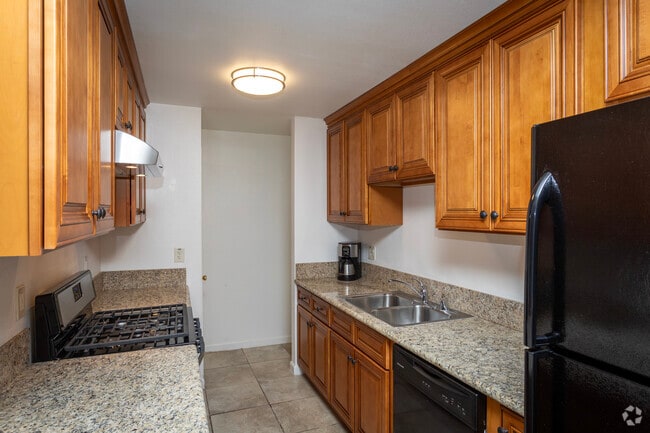2BR, 1BA - 950SF - Kitchen - Professionally Maintained 2BR Near Fresno St