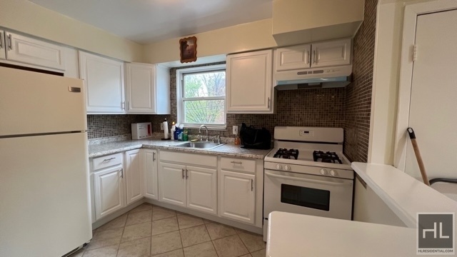 Building Photo - BEAUTIFUL SUNNY & LARGE  DUPLEX 2 BEDROOM ...
