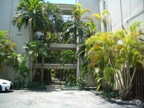 Building Photo - 6904 N Kendall Dr