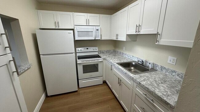Foto del edificio - 700 Village Green Ct