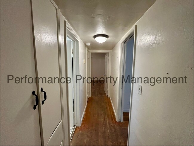 Foto del edificio - Charming 2 Bed/1 Bath N Bakersfield Home w...