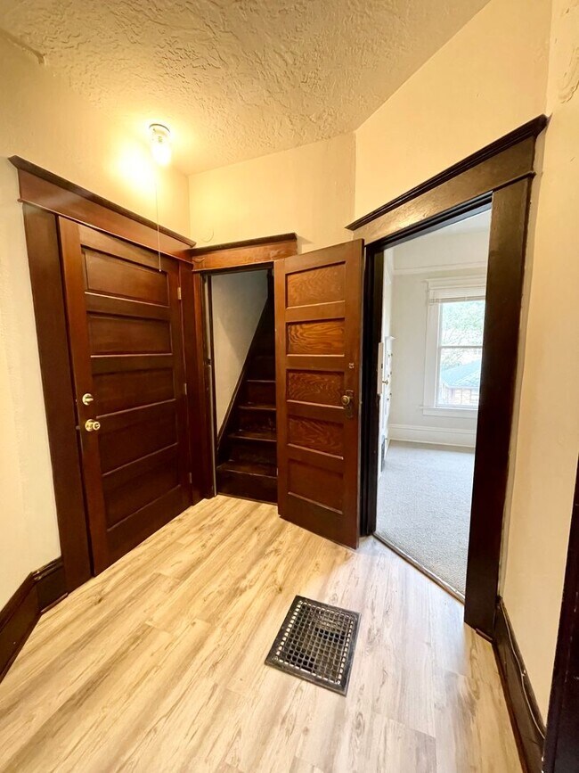 Foto del edificio - Charming 4-Plex Craftsman in Irvington