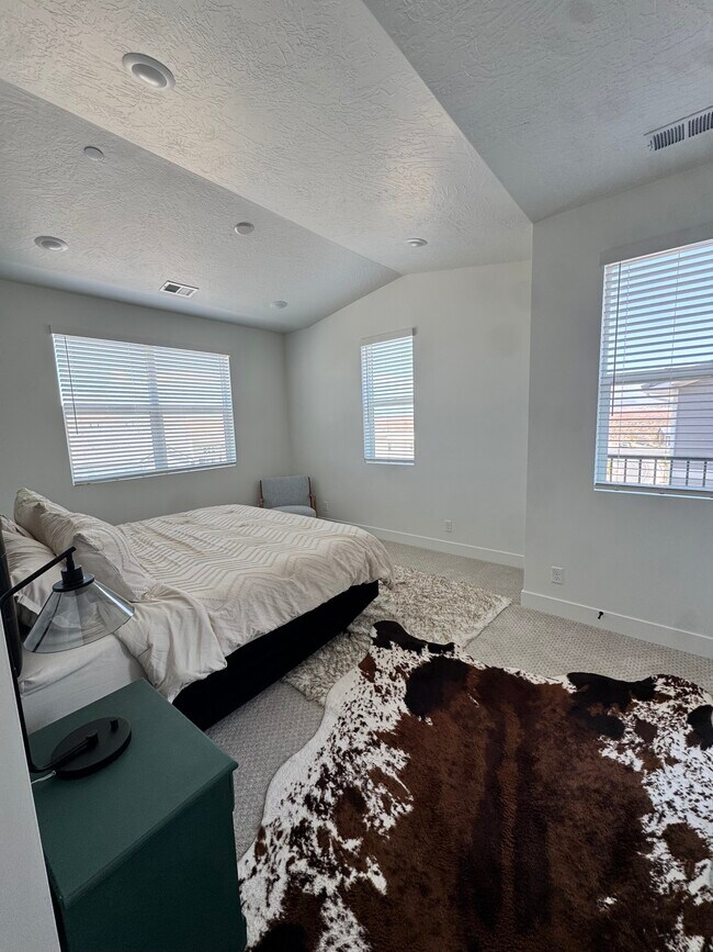 Dormitorio 1: Principal con baño privado y vestidor. Patio adicional. - 6051 S Silver Birch Ln