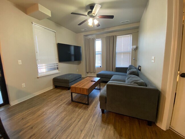 Foto del edificio - $1,500 | 1 Bedroom, 1 Bathroom Condo | No ...