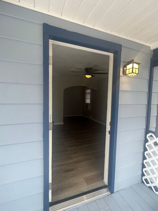 Descubra la vida moderna en esta casa de 1 dormitorio y 1 baño completamente remodelada. - 1483 Hamlet Ave