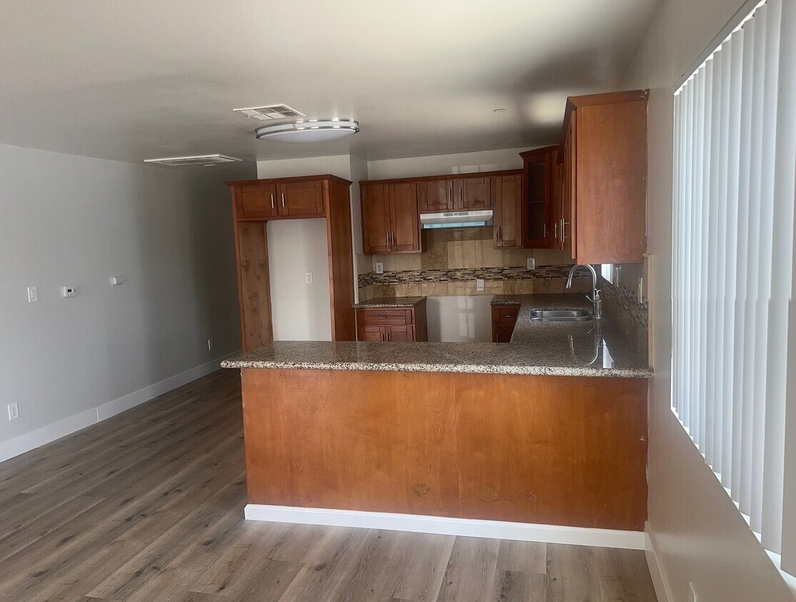 Foto principal - 843 W 76th St