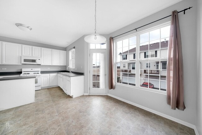 Building Photo - Very Nice and Spacious 2 Bedroom / 2.5 Bat...