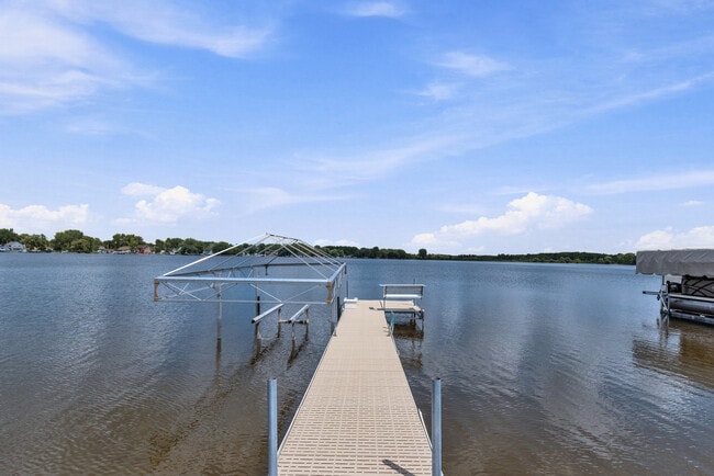 Pontoon boat lift - 2438 Lough Ln